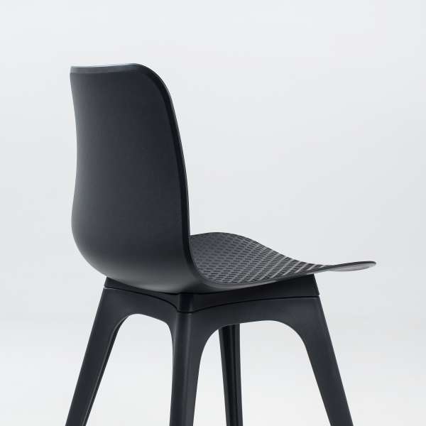 Chaise tendance en plastique noir - Céleste - 6