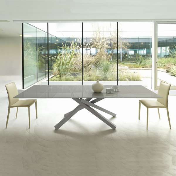 Table design extensible en verre trempé gris et piétement mikado en métal gris - Péchino Midj® - 1