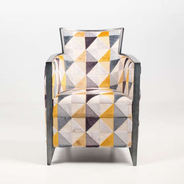 Fauteuil art déco fabriqué en France en tissu avec motifs triangulaires colorés et bois - Nathan - 4