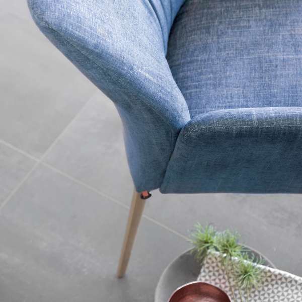 Fauteuil de salon cocooning en tissu bleu et pieds en bois - Enora Mobitec - 6
