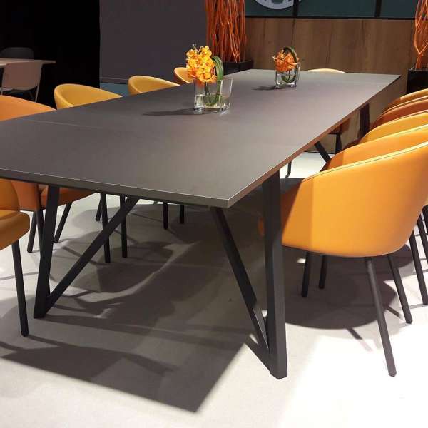 Table design industriel extensible en stratifié et pieds ...