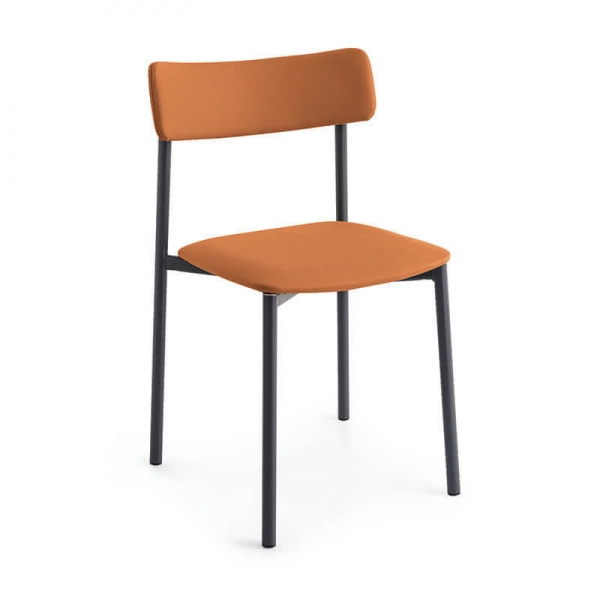 chaise contemporaine revêtement cognac et pied métal noir - 3