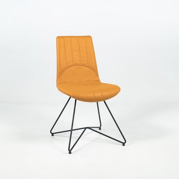 Chaise design vintage en cuir ocre et pieds en métal noir - Akita - 2