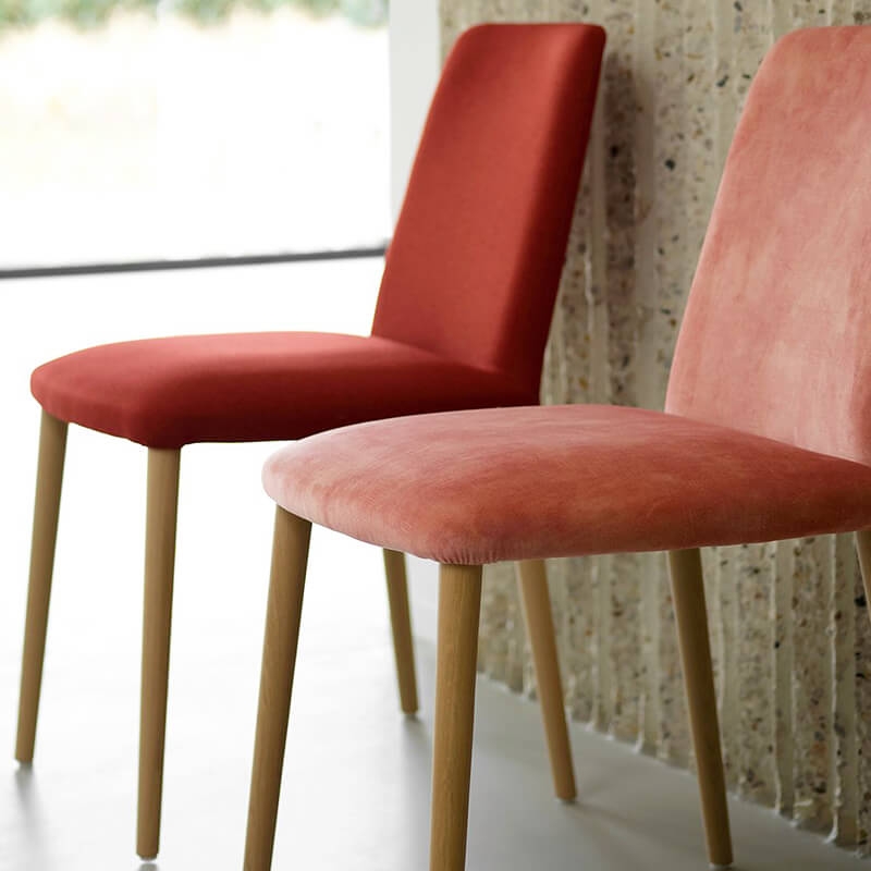 Chaise moderne en tissu rembourrée avec pieds en bois massif  Rob C01