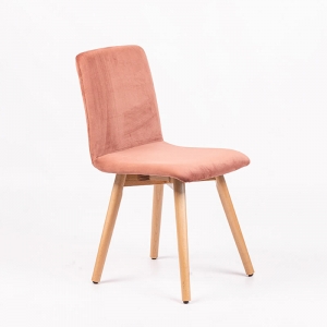 Chaise en tissu rose avec dos matelassé et pieds en bois - Plaza line