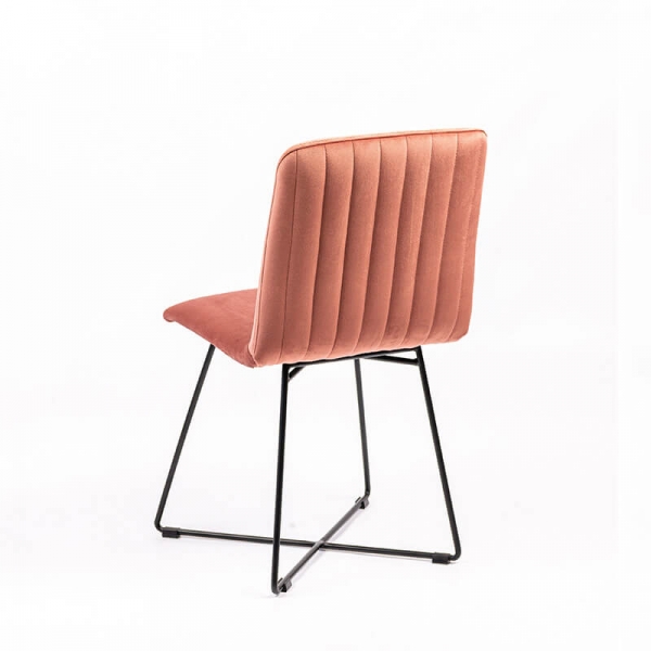 Chaise rose en tissu avec dos matelassé et pieds noirs croisés - Plaza line - 3