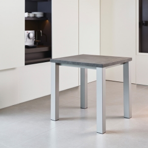 Table contemporaine carrée en acier chromé et stratifié effet béton