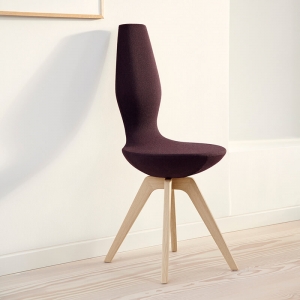 Chaise bordeaux design et inclinable en tissu et pieds en bois naturels - Date Varier®