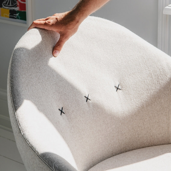 Fauteuil pivotant blanc confortable en tissu design - Kokon club Varier® - 11