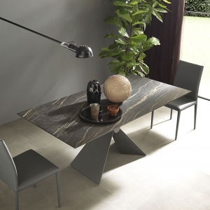 Table design italienne en céramique avec pied central - Sintesi
