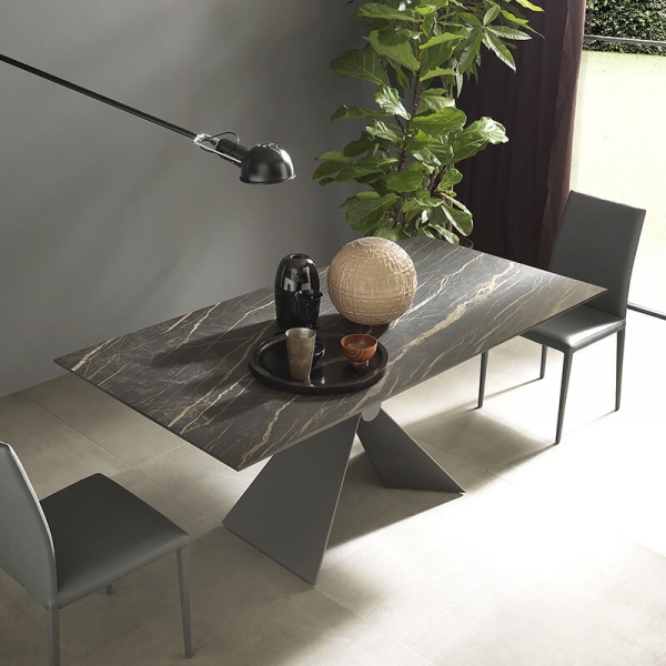 Table design italienne en céramique avec pied central - Sintesi - 1