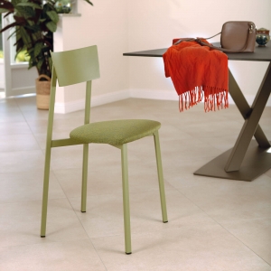 Chaise française verte avec assise en tissu rembourrée et dossier métal - Anémone Carrier®