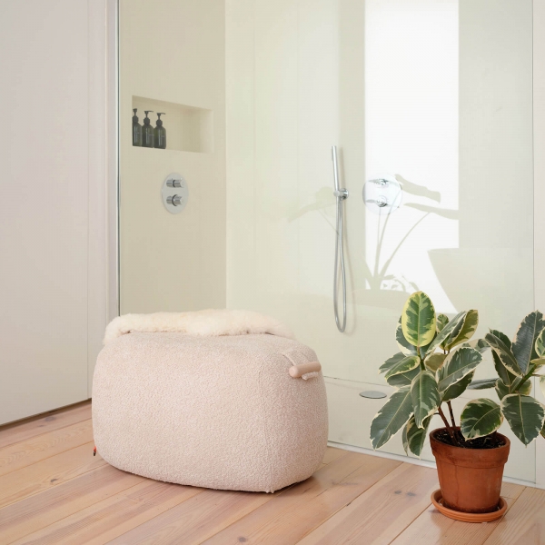 Pouf cosy en tissu bouclé blanc avec poignée en bois naturel - Thalia XL Mobitec ® - 3