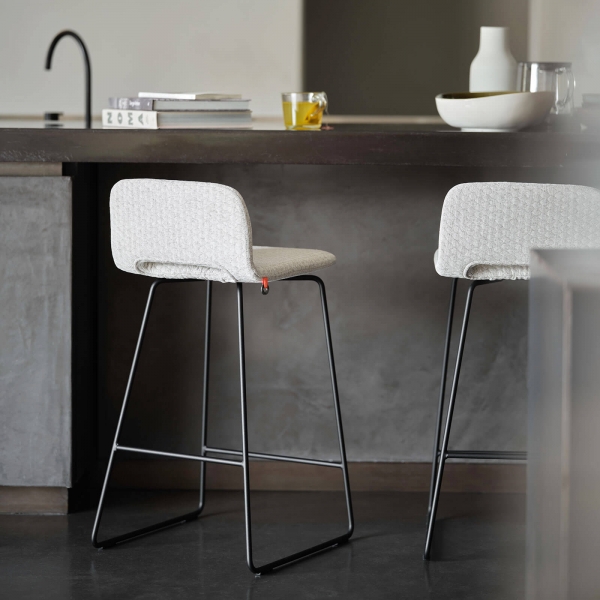 Tabouret haut design en tissu gris avec dossier bas et pieds en métal noir - Pamp Mobitec ® - 2