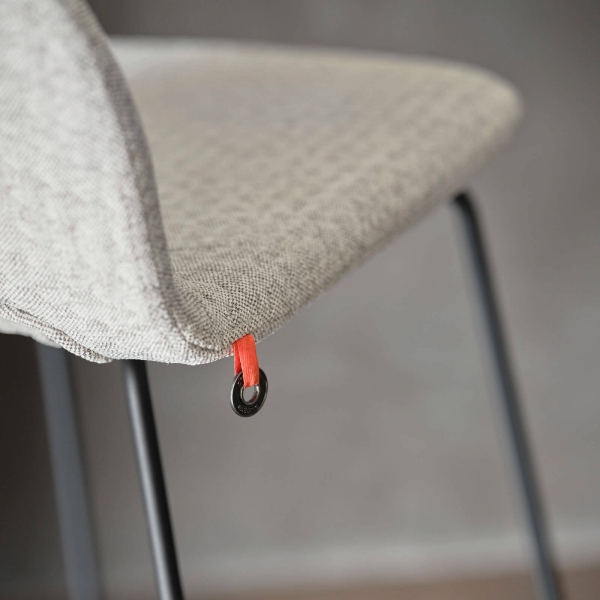 Tabouret design en tissu gris avec dossier bas et pieds en métal noir - Pamp Mobitec ® - 3