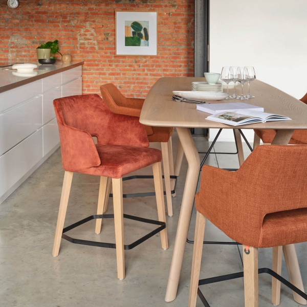 Tabouret snack en tissu marron avec accoudoirs et pieds en bois naturel - Lena Mobitec ® - 1