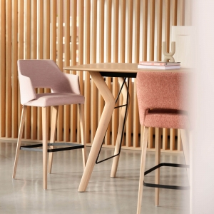 Tabouret de bar en tissu rose avec accoudoirs et pieds en bois naturel - Lena Mobitec ®