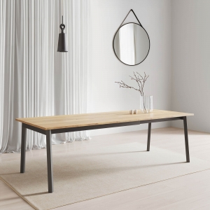 Table extensible en mélaminé chêne naturel avec pieds en métal noir fabriquée en Belgique - Bérénice