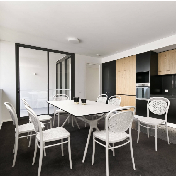 Chaises modernes empilables blanches  - 14