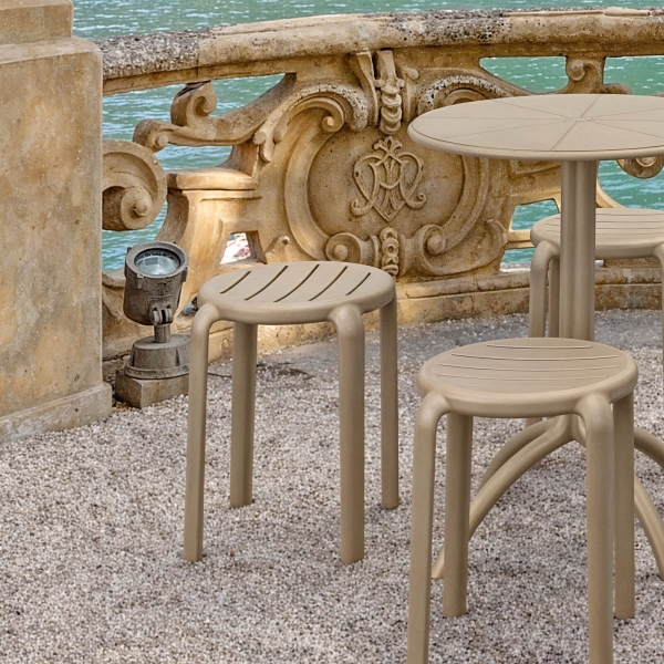 Tabouret bas taupe d'extérieur moderne en polypropylène - Tom - 1