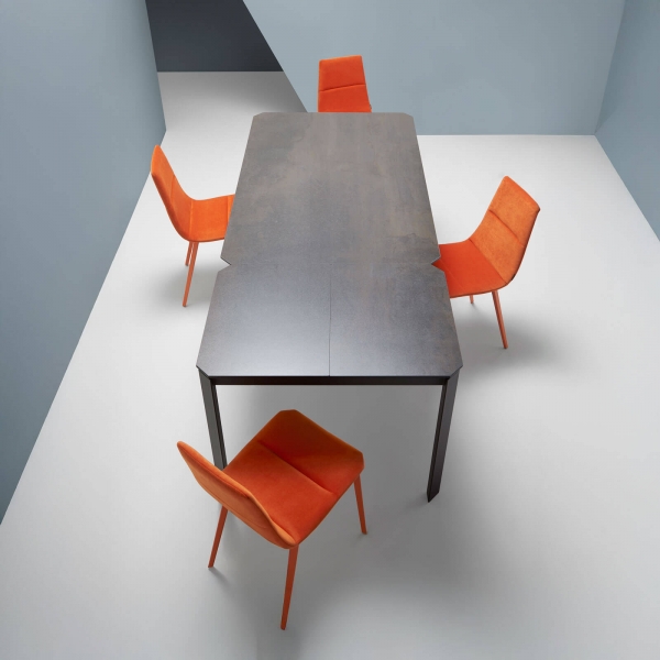 Chaise avec coque matelassée en tissu orange et pieds métal - Salt - 4