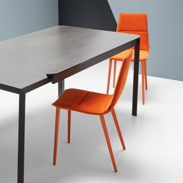 Chaise orange avec coque matelassée en tissu et pieds métal - Salt - 5