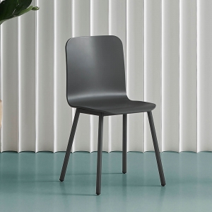Chaise noire avec assise en bois et pieds en métal - Pepper Mobliberica