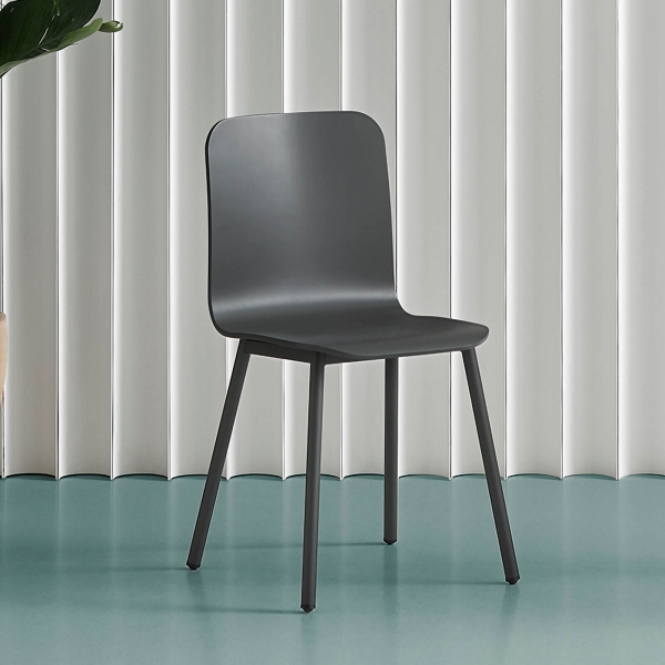 Chaise noire avec assise en bois et pieds en métal - Pepper Mobliberica - 1