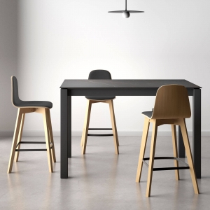 Table hauteur 90 cm en Dekton rectangulaire avec pieds en métal avec tabourets Fantasy - Lakera
