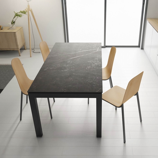 Table en Dekton avec pieds en bois massif - Lakera - 4