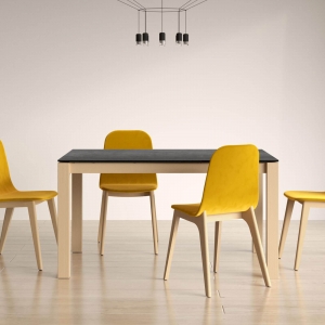 Table en Dekton Kelya extensible avec pieds en bois chauffé massif chaises Atlas - Lakera