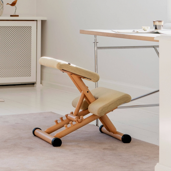 Siège de bureau ergonomique en tissu beige et bois - Multi Varier® - 4